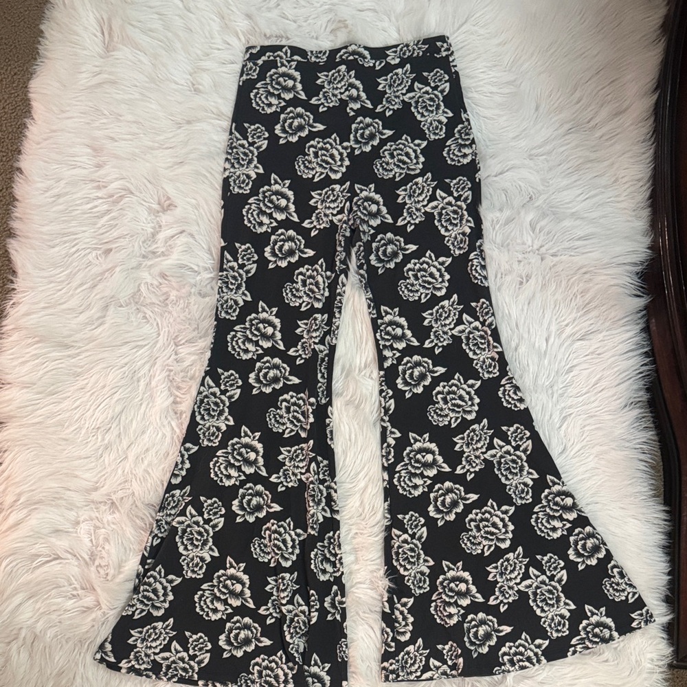 Forever 21 Black and White Floral Flare Leggings